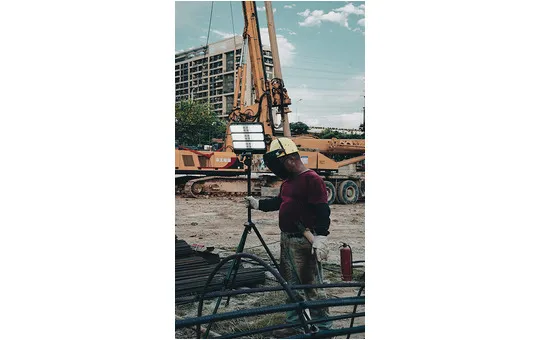 LED SOLAR WORK WITH TRIPOD 9